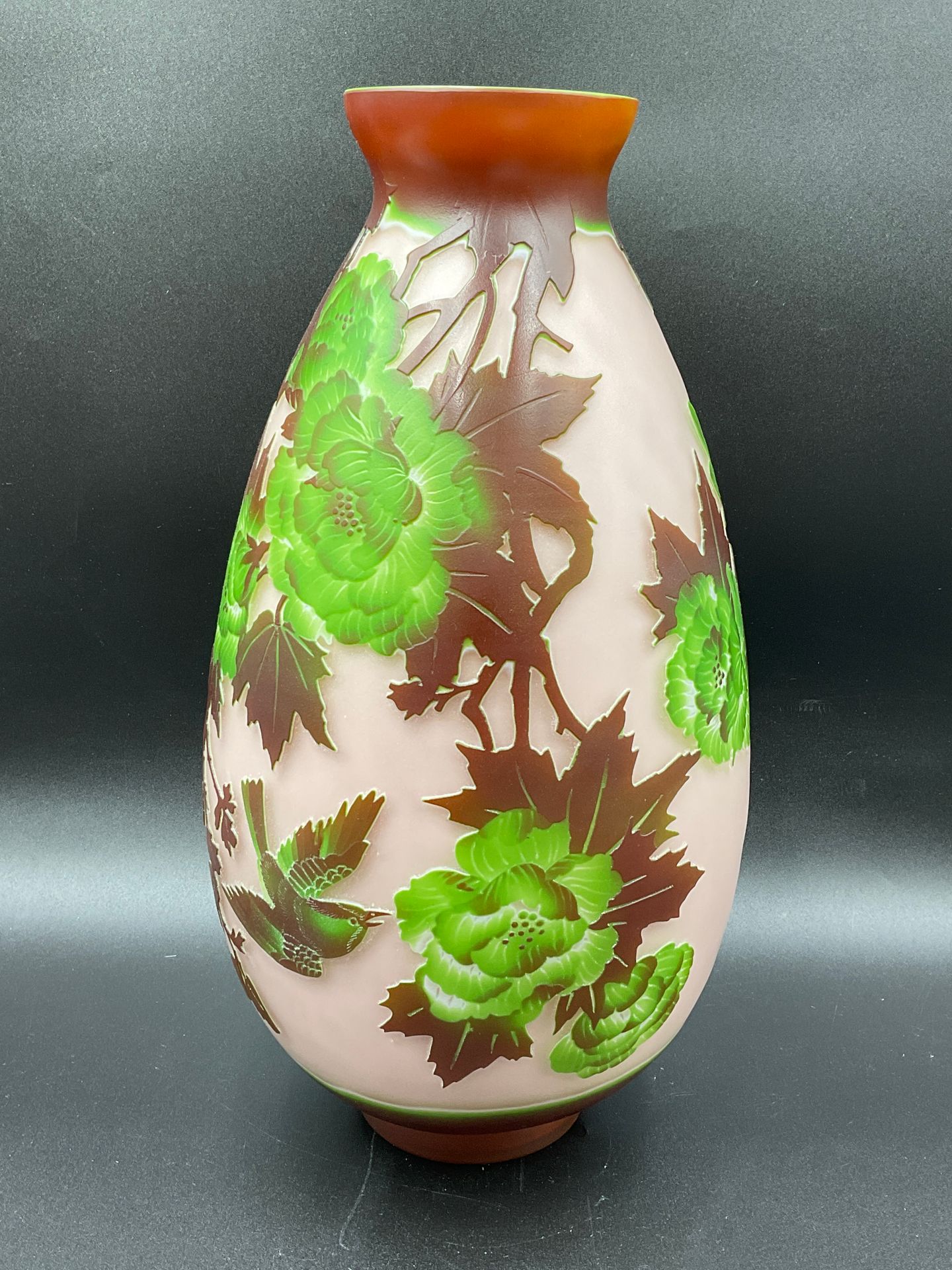 Null Dans le goût de Gallé, Vase de forme obus en verre multicouche à décor déga&hellip;