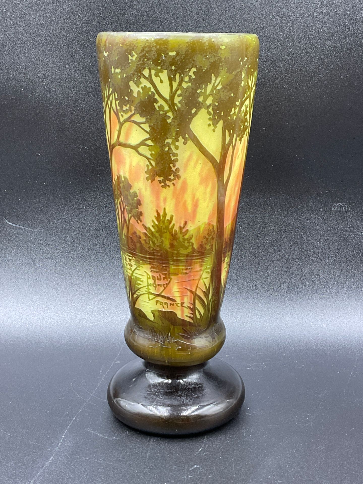 Null 在DAUM的味道，多层玻璃花瓶，酸蚀装饰的湖景和树木，签署 "DAUM NANCY FRANCE"，高24厘米。