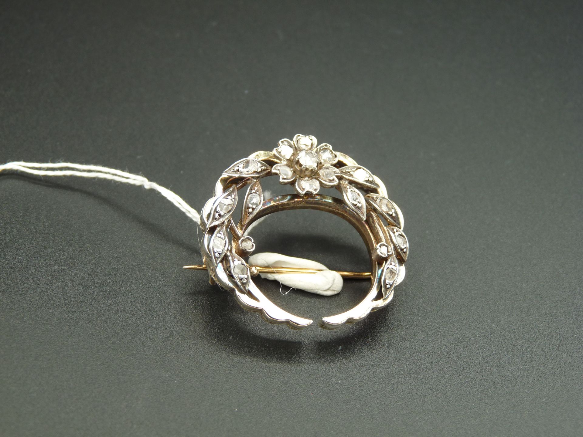 Null 古董18K（750/oo）黄金和银（800/oo）"Croissant de Lune "胸针，镂空花卉设计，镶嵌玫瑰切割钻石。直径：28毫米左右。毛&hellip;