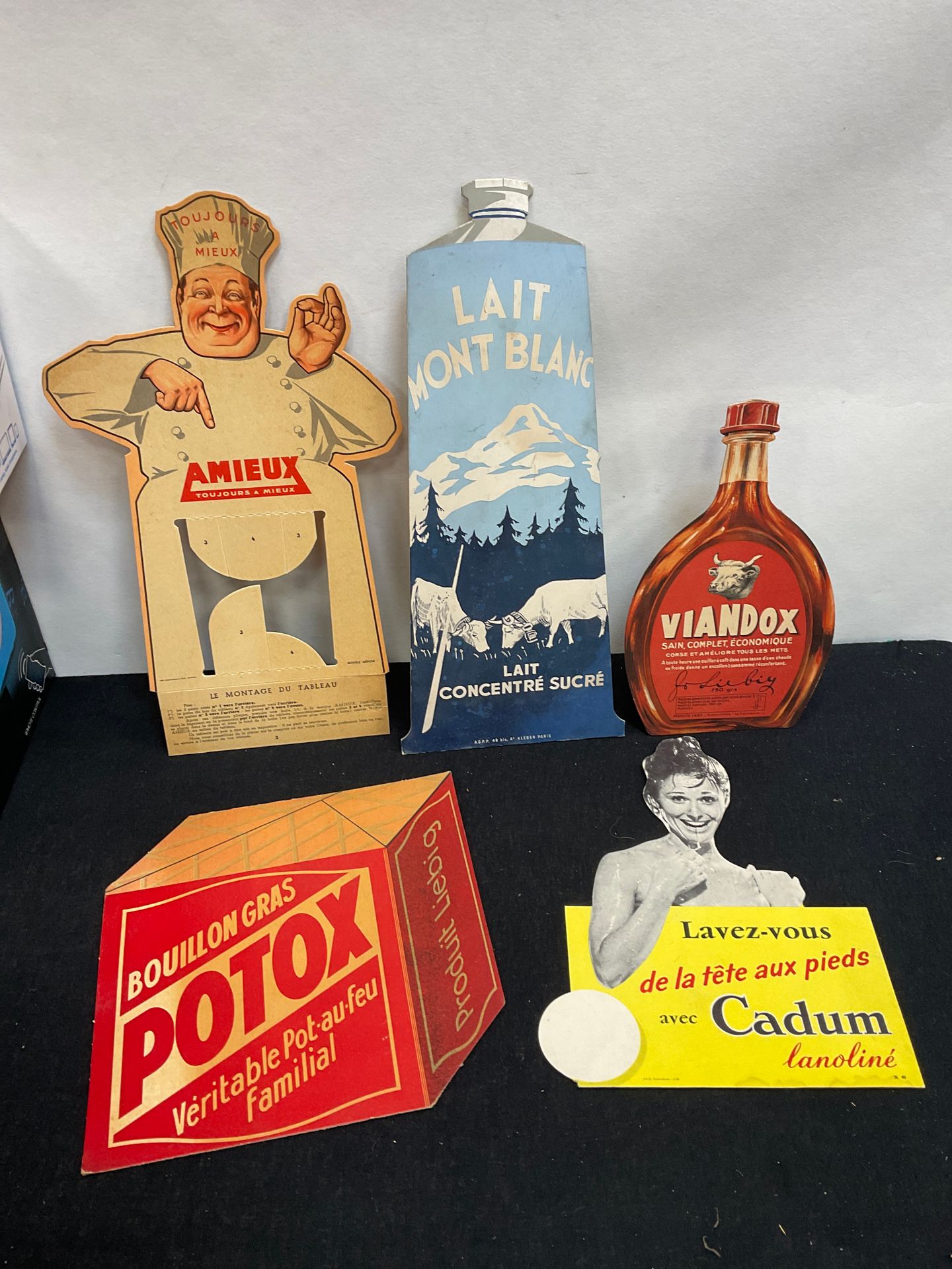 Null Lot de 5 cartons publicitaires anciens pour les marques "Mont Blanc, Cadum,&hellip;