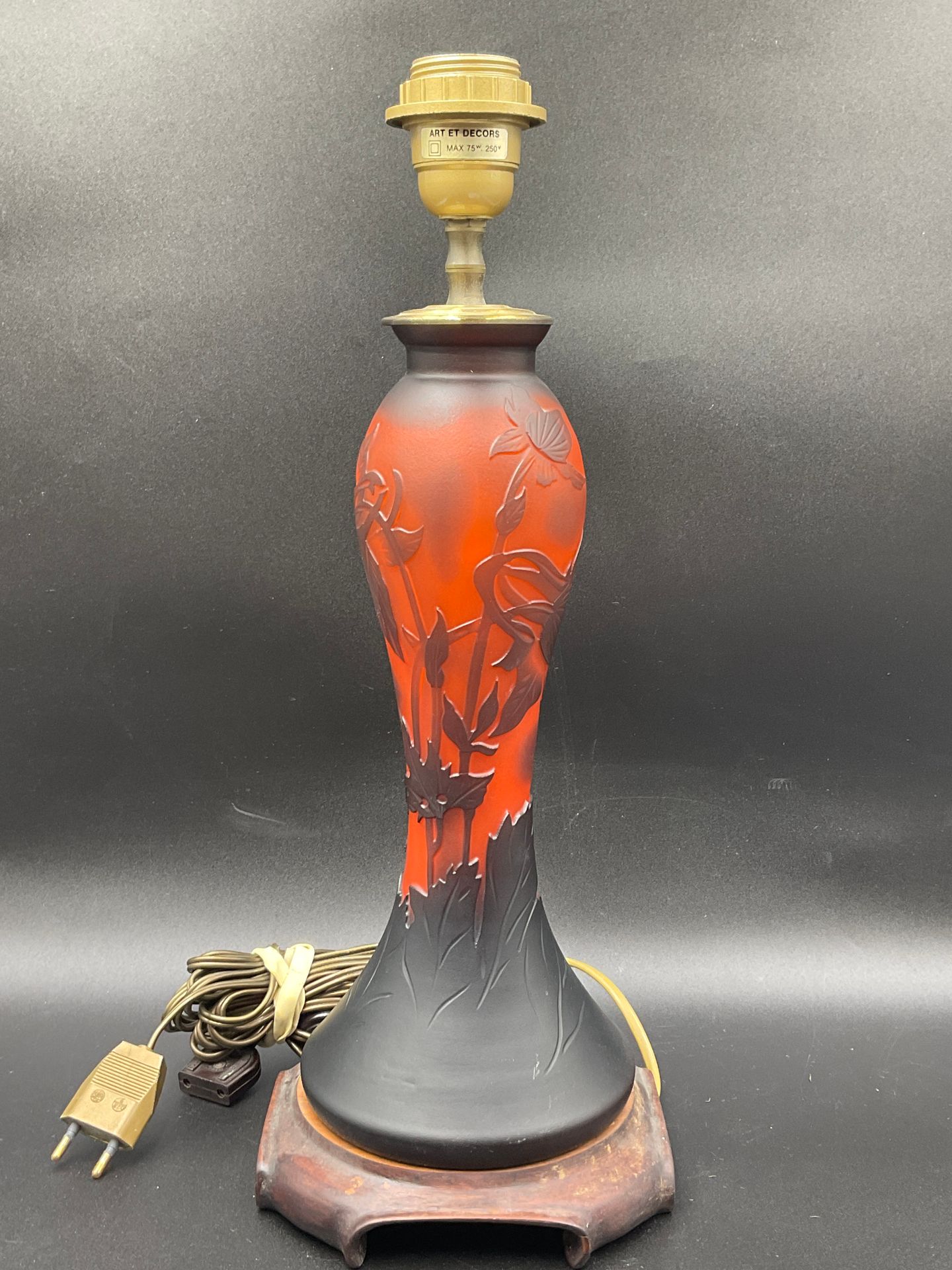 Null VIANNE GLASS（20世纪），多层玻璃灯座，橙色背景上的酸蚀花装饰，已签名，高43厘米。