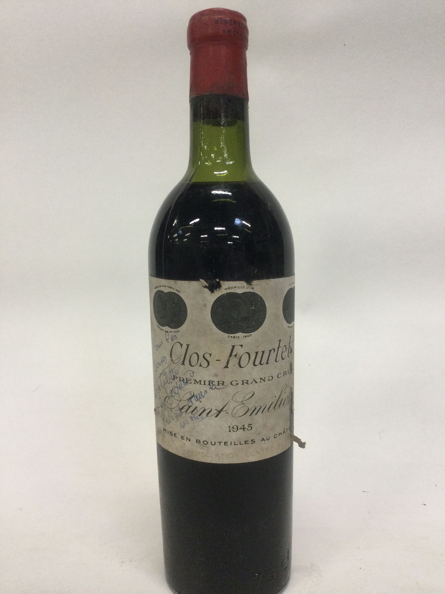Null 1 Flasche Château Clos Fourtet, 1945. Signiert von General Douglas Mac Arth&hellip;