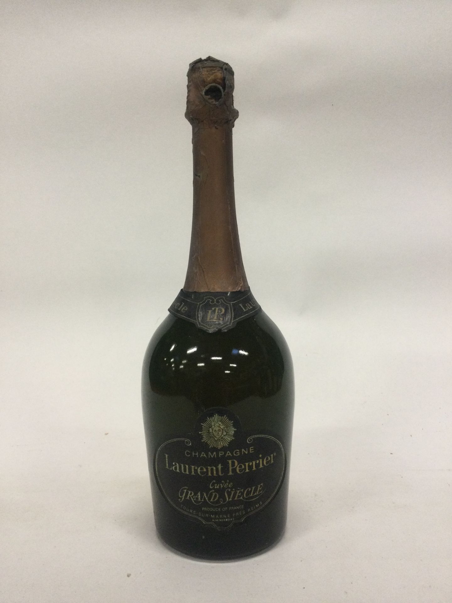 Null 1瓶LAURENT PERRIER cuvée GRAND SIÈCLE香槟（瓶盖损坏）。
