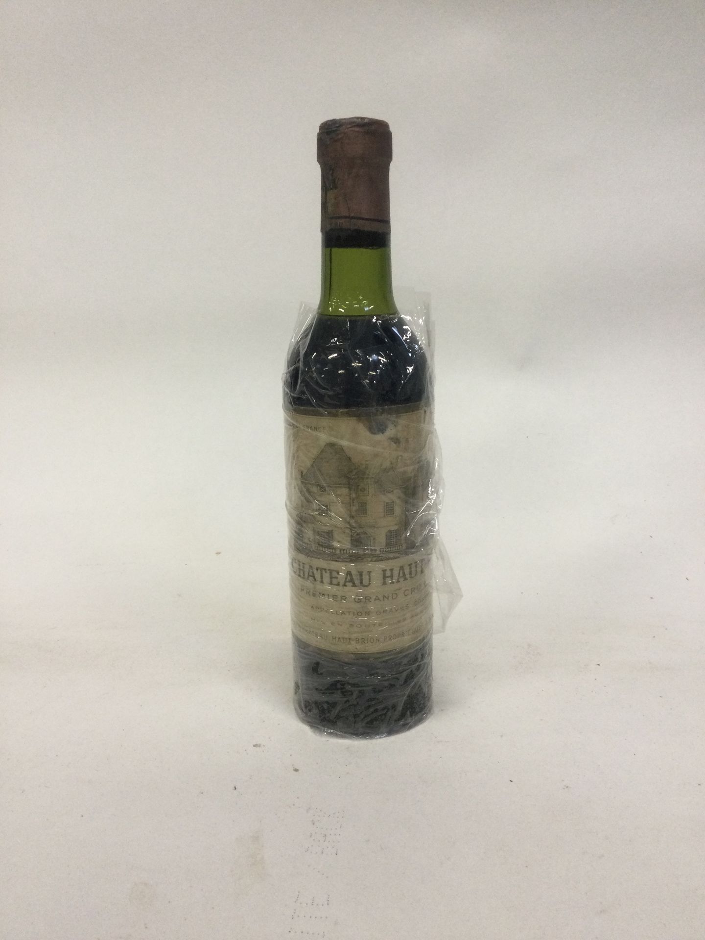 Null 1 Media botella de Château Haut Brion, 1954 (pequeño accidente en la tapa)