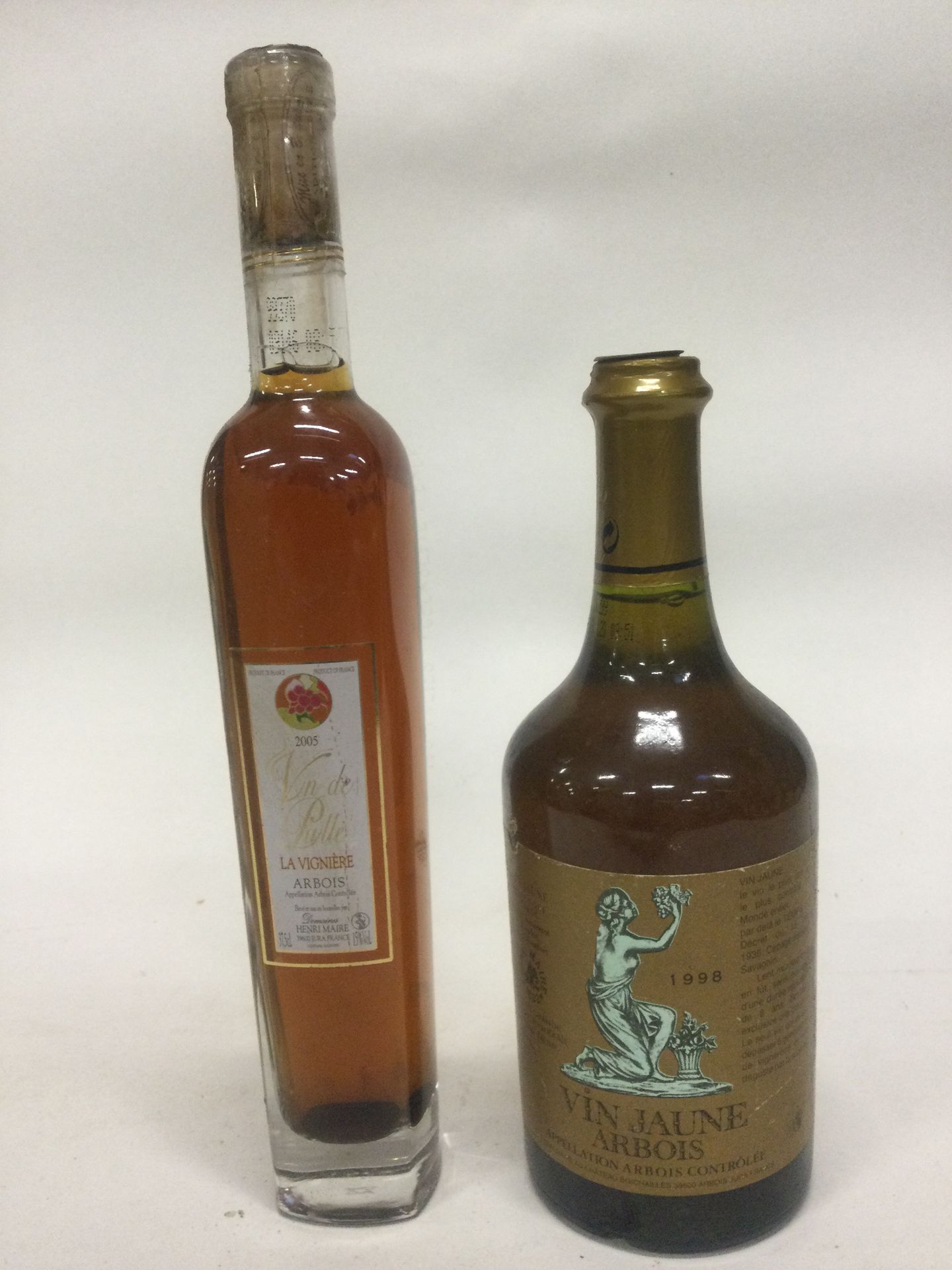 Null lote 1 botella de VINO AMARILLO arbois Henri Maire 1998 y 1/2 botella de VI&hellip;