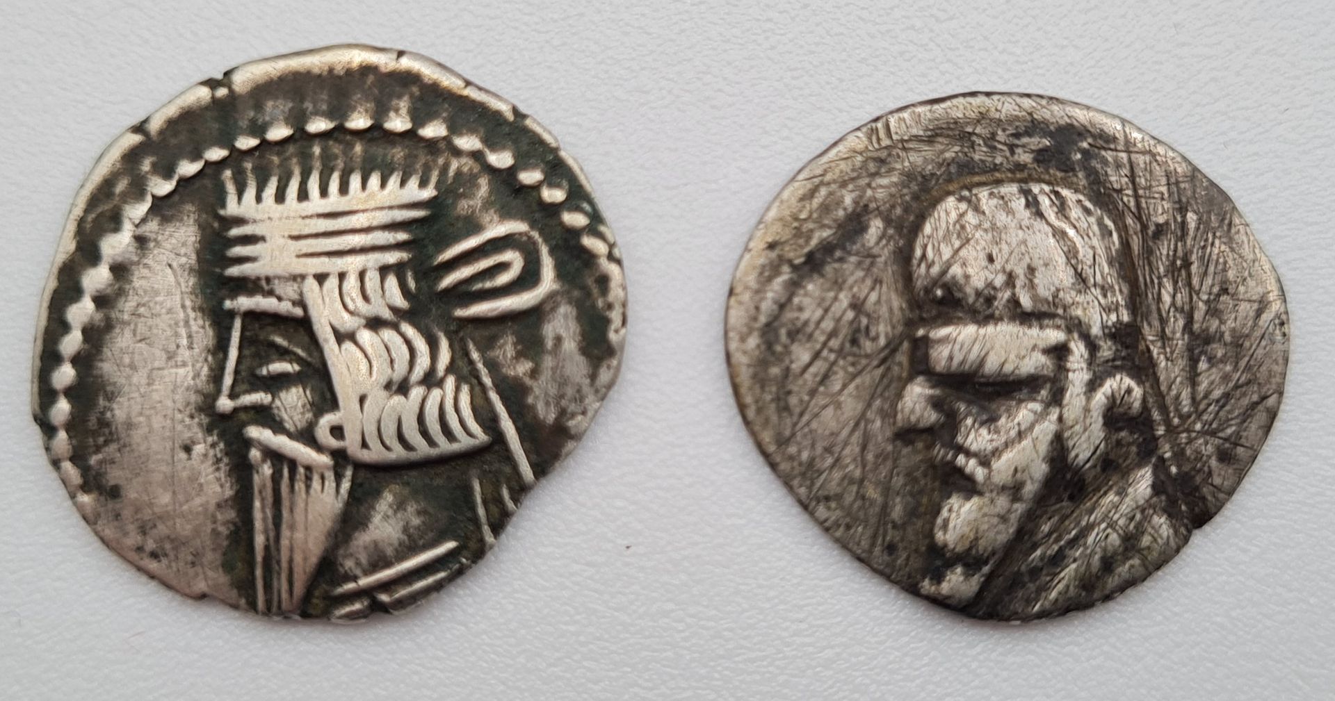 Null Lot de 2 Monnaies Grecques - ROYAUME PARTHE : VOLOGÈSE III ( 120-147 ap. J.&hellip;