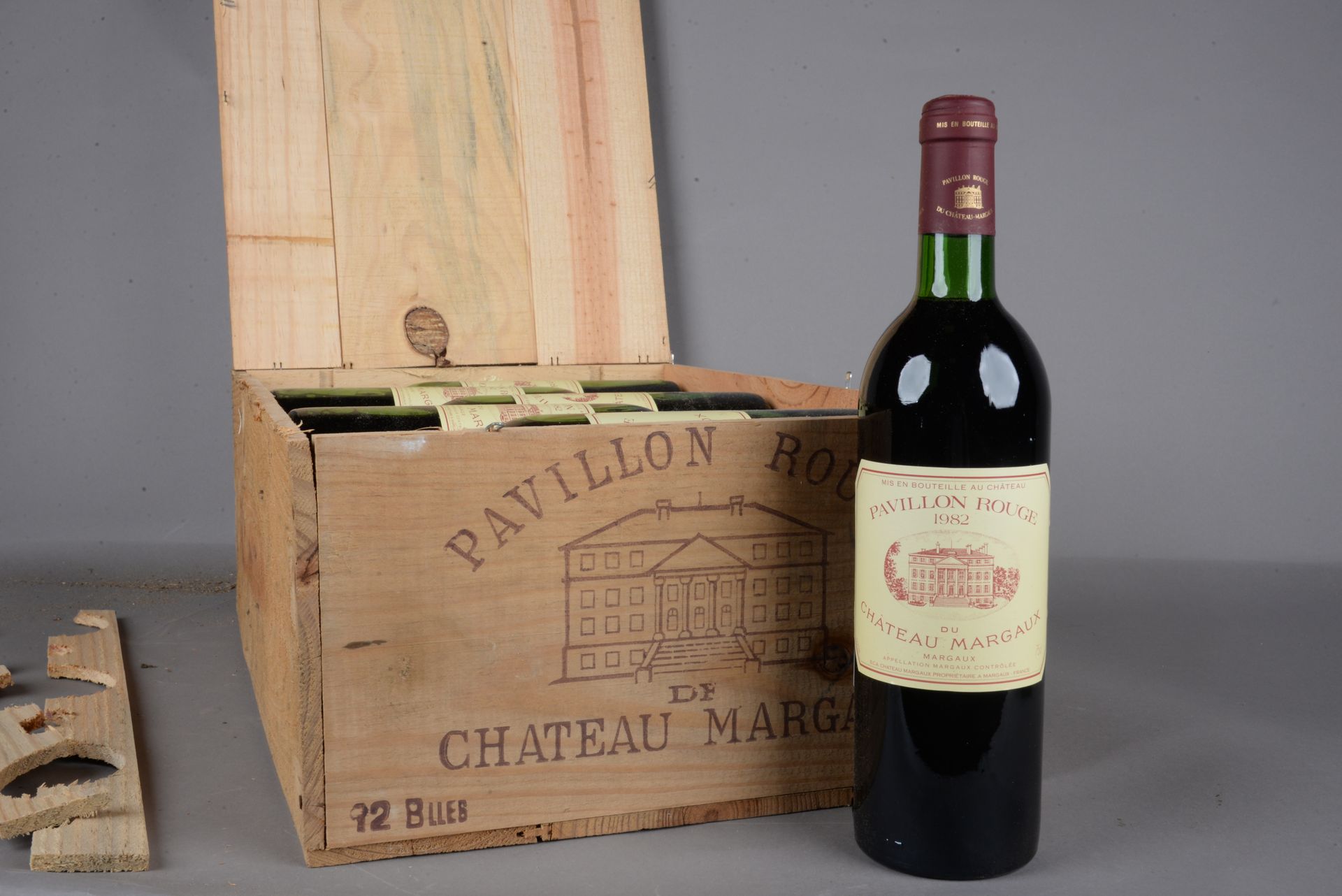 Null 12 bouteilles PAVILLON ROUGE DU Château MARGAUX, Margaux 1982 (4 J, 3 TLB, &hellip;