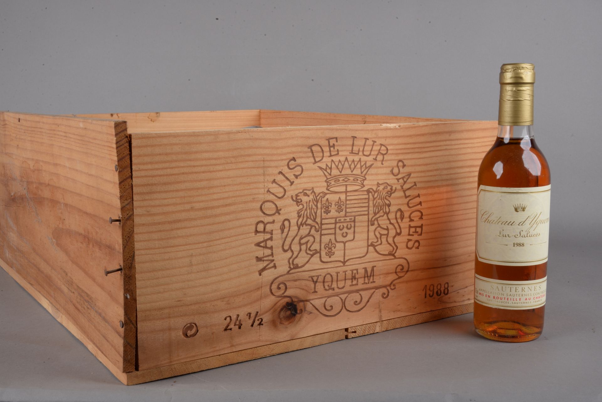 Null 24 demi-bouteilles Château D'YQUEM, 1° cru supérieur Sauternes 1988 (etlt; &hellip;