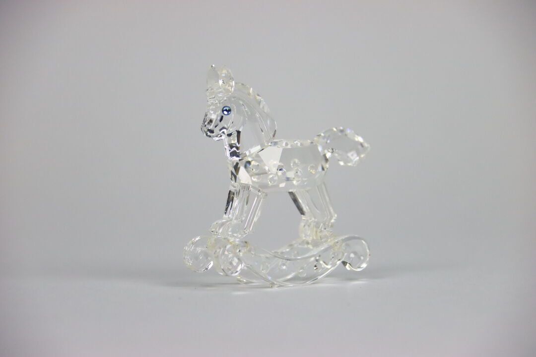 SWAROVSKY. Sujet en cristal représentant un cheval à bascule. Hauteur: 7 cm.