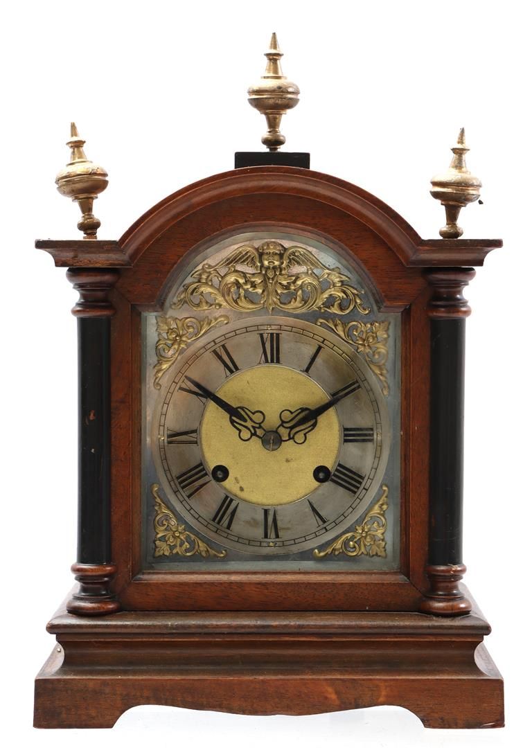 Table Clock 胡桃木表壳的台钟，金属和黄铜表盘，高38厘米