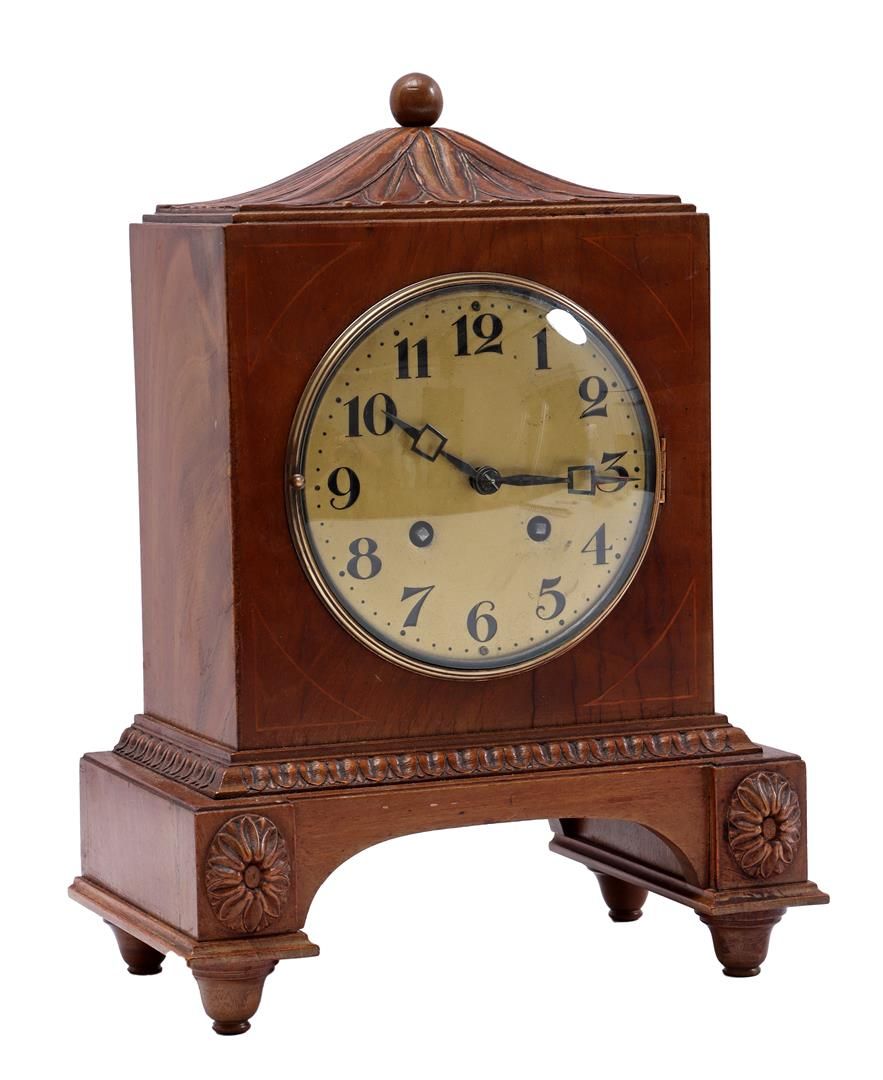Table Clock Horloge de table dans un meuble en noyer, Lenzkirch, 31 cm de haut