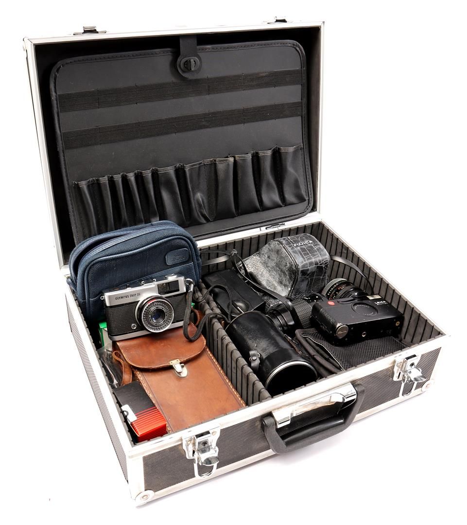 Metal case with various cameras Coffret métallique contenant divers appareils ph&hellip;