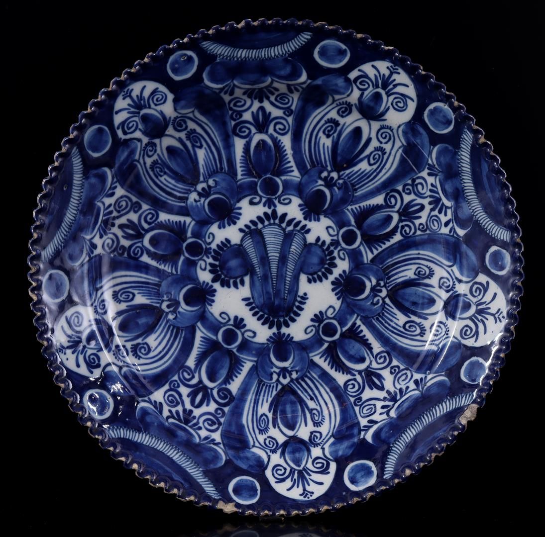Earthenware dish Plat en faïence à bord festonné et décor bleu, Delft 19e siècle&hellip;