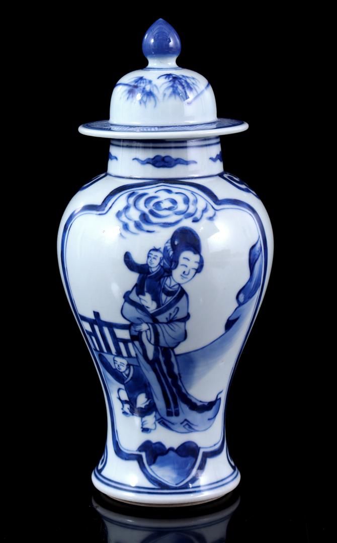 PORCELAIN VASE Vase à couvercle en porcelaine à décor bleu d'une dame avec une f&hellip;