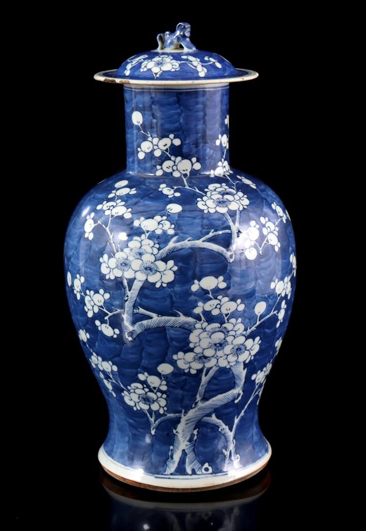 PORCELAIN VASE Vase à couvercle en porcelaine à décor de fleurs de cerisier, lio&hellip;