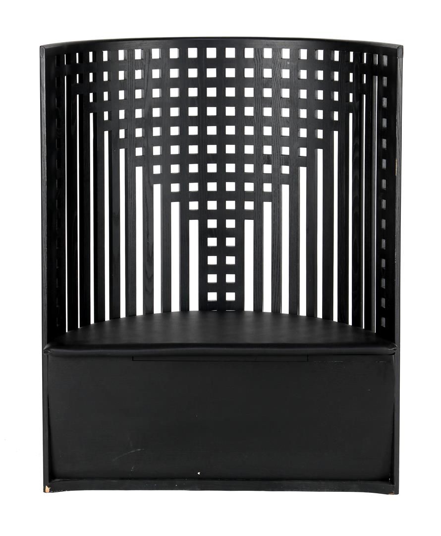 Bench with flap 带挡板的黑化木质长椅，灵感来自查尔斯-雷尼-麦金托什，型号为 "卡西尔椅"，没有标记，高119厘米，宽92厘米