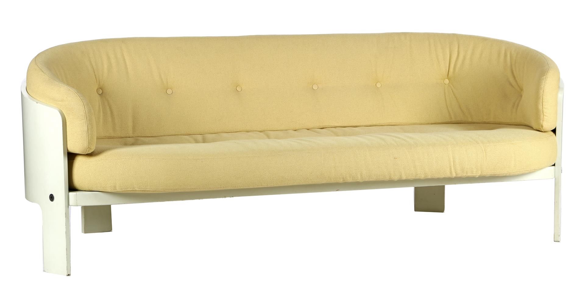 Hans Ell 汉斯-艾尔

白色漆面木质2.5座沙发，黄色软垫，为't Spectrum'设计的Hans Ell，型号'BZ49'，荷兰，20世纪下半叶，宽&hellip;