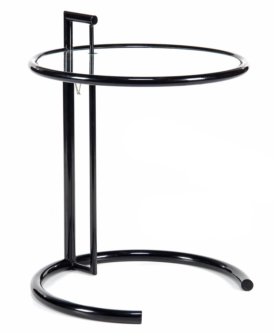 Tubular frame side table 黑漆管状框架可调式边桌，玻璃桌面，由Eileen Gray设计，最低55厘米高，最高86厘米高，直径51厘米