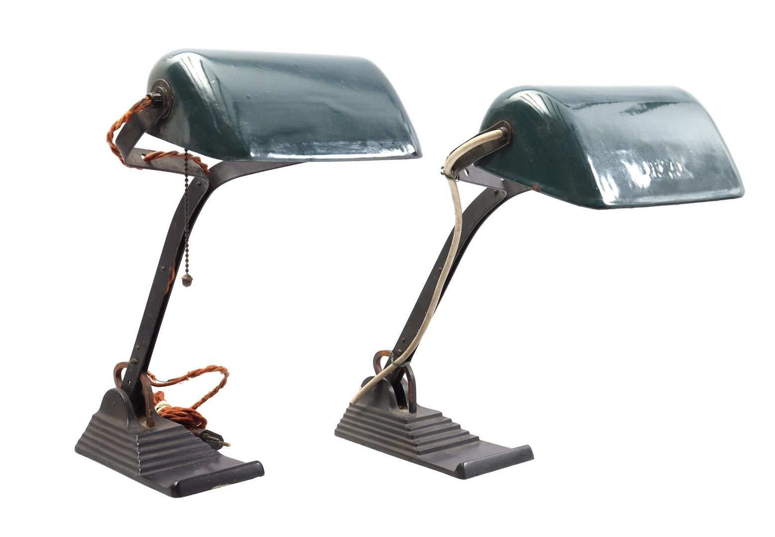 2 Bauhaus desk lamps 2 lámparas de escritorio Bauhaus de metal con pantalla regu&hellip;