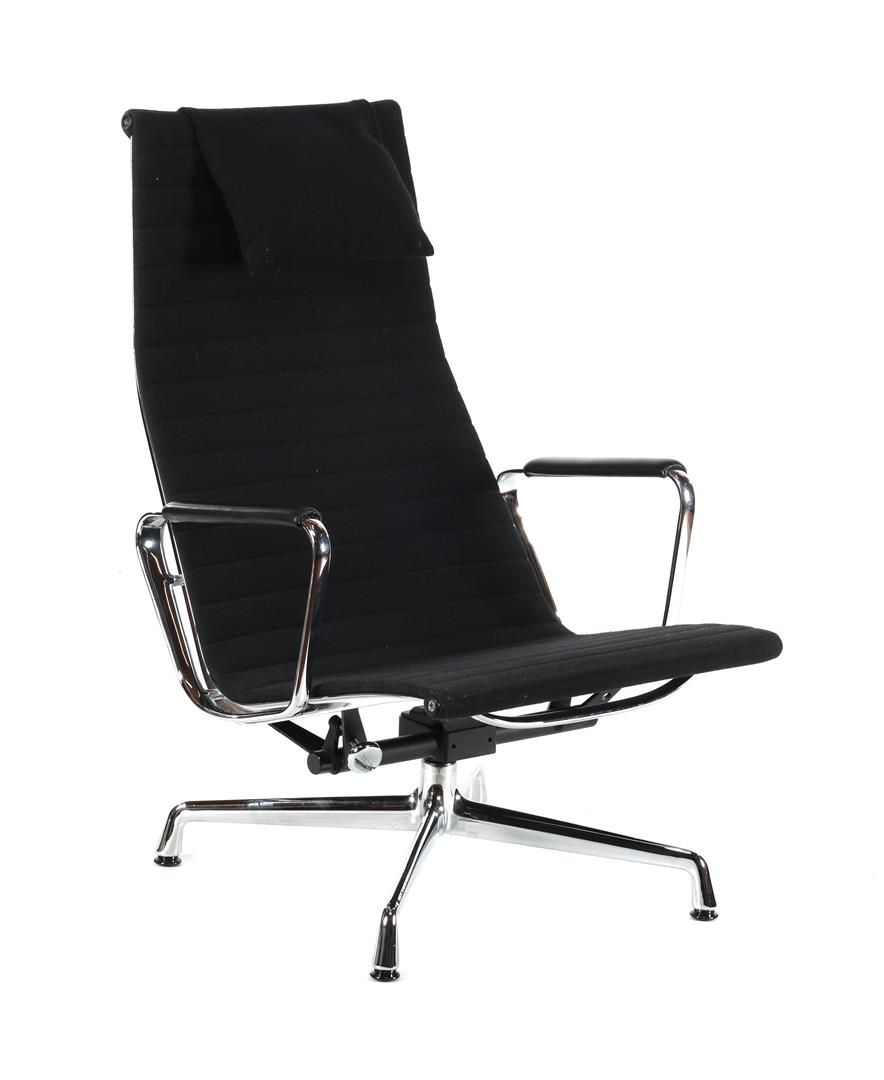 Charles & Ray Eames 查尔斯和雷-埃姆斯

镀铬金属旋转扶手椅，黑色软垫，为Vitra设计的Charles & Ray Eaes，型号EA12&hellip;