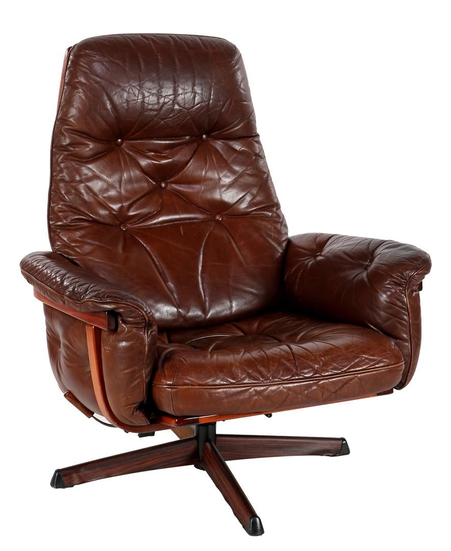 G-Möbel Sweden 棕色皮革软垫旋转扶手椅，瑞典G-Möbel公司，20世纪下半叶（按钮丢失）