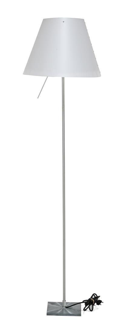 PAOLO RIZZATTO 保罗-里扎托 (1941-)

金属落地灯，带白色塑料灯罩，保罗-里扎托为Luceplan设计，型号 "Constanza"，意大&hellip;