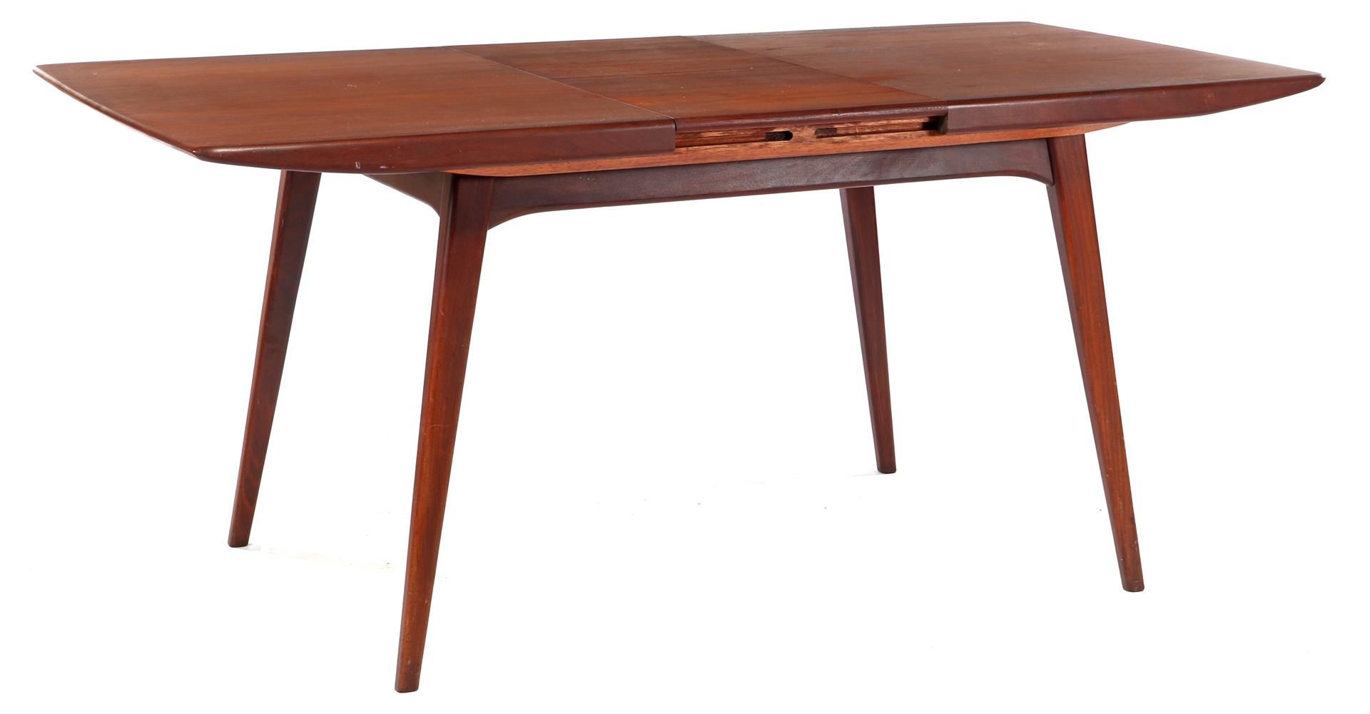 Louis VAN TEEFFELEN 路易斯-范-提夫伦(1921-1972)

实心柚木桌，摇椅面（40.5厘米），站在锥形腿上，为WeBe设计的Louis&hellip;