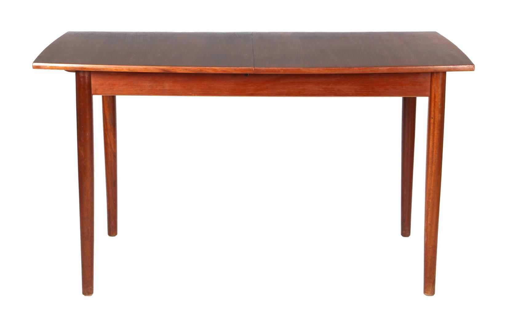 DINING ROOM TABLE 带隔板的柚木单板餐桌，20世纪60年代，高73.5厘米，132x85厘米，带38厘米的翻盖顶。