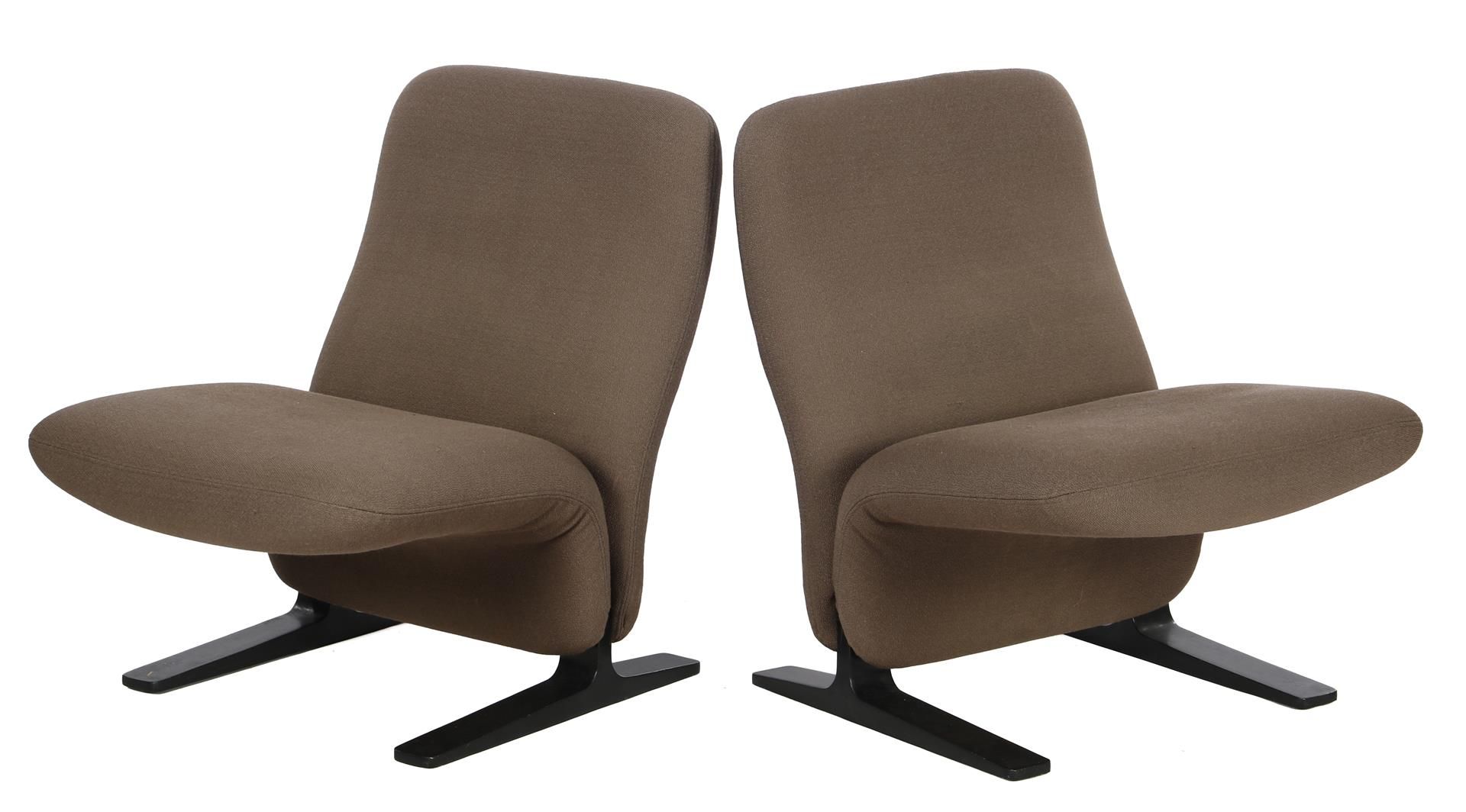 Pierre Paulin 皮埃尔-鲍林(1927-2009)

2把灰色软垫椅子，黑化钢底座，为Artifort设计的Pierre Paulin，型号为'Co&hellip;