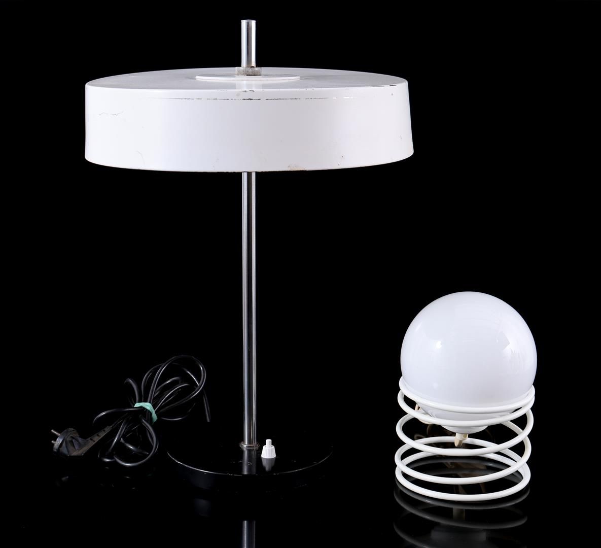 Metal table lamp 金属台灯，西欧70年代，46厘米高；台灯，白色漆面金属弹簧上有玻璃球，20厘米高