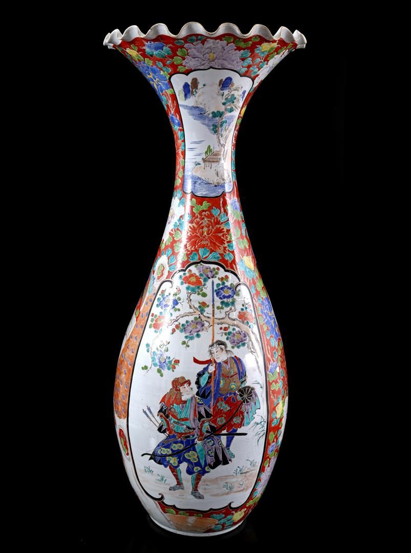 Null Porzellan-Kragenvase mit reichem polychromen Dekor aus Blumen, Figuren und &hellip;