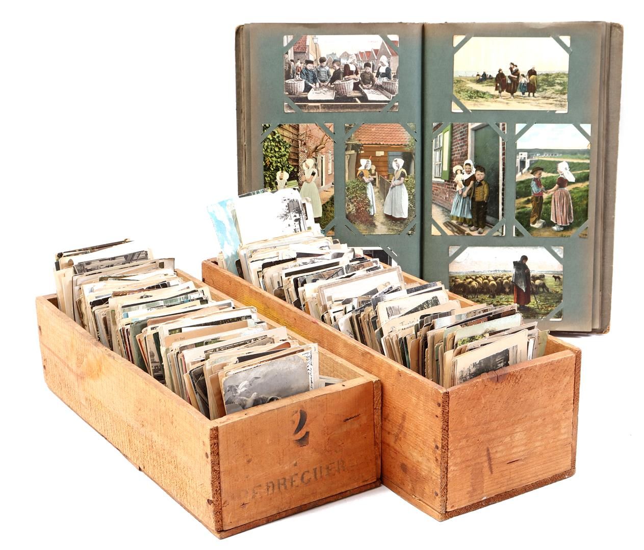Null 带有各种明信片的相册和2个木制托盘，里面有许多来自荷兰和国外的各种明信片，时间约为1900-1950年。