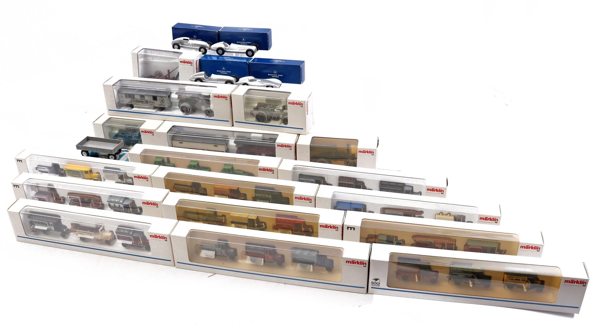 Null 17个盒子，包括各种Märklin HO车辆，4辆Märklin金属赛车及盒子和Märklin金属拖车及盒子
