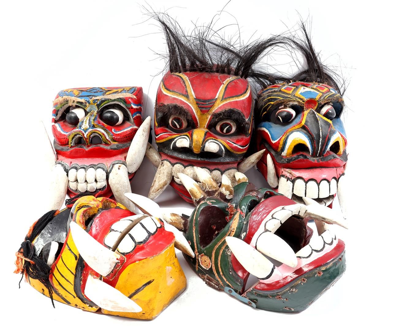 5 masques en bois avec décor polychrome et mâchoire et y…