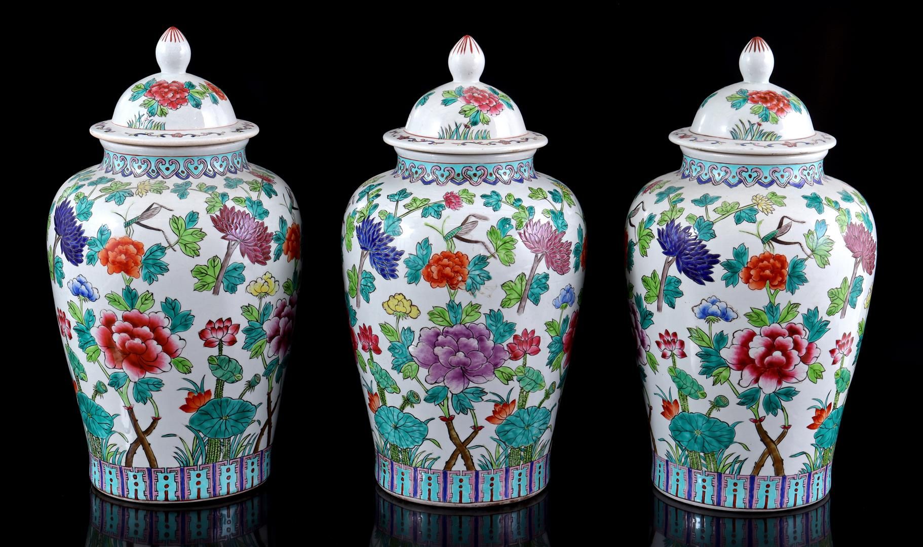 Null 3 jarrones con tapa de porcelana con decoración policroma de flores, China &hellip;