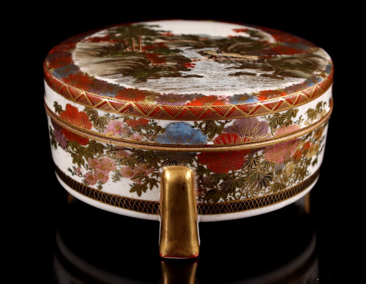 Null Kyoto Satsuma round lidded box on 3 legs with rich decor, Meiji period ca. &hellip;