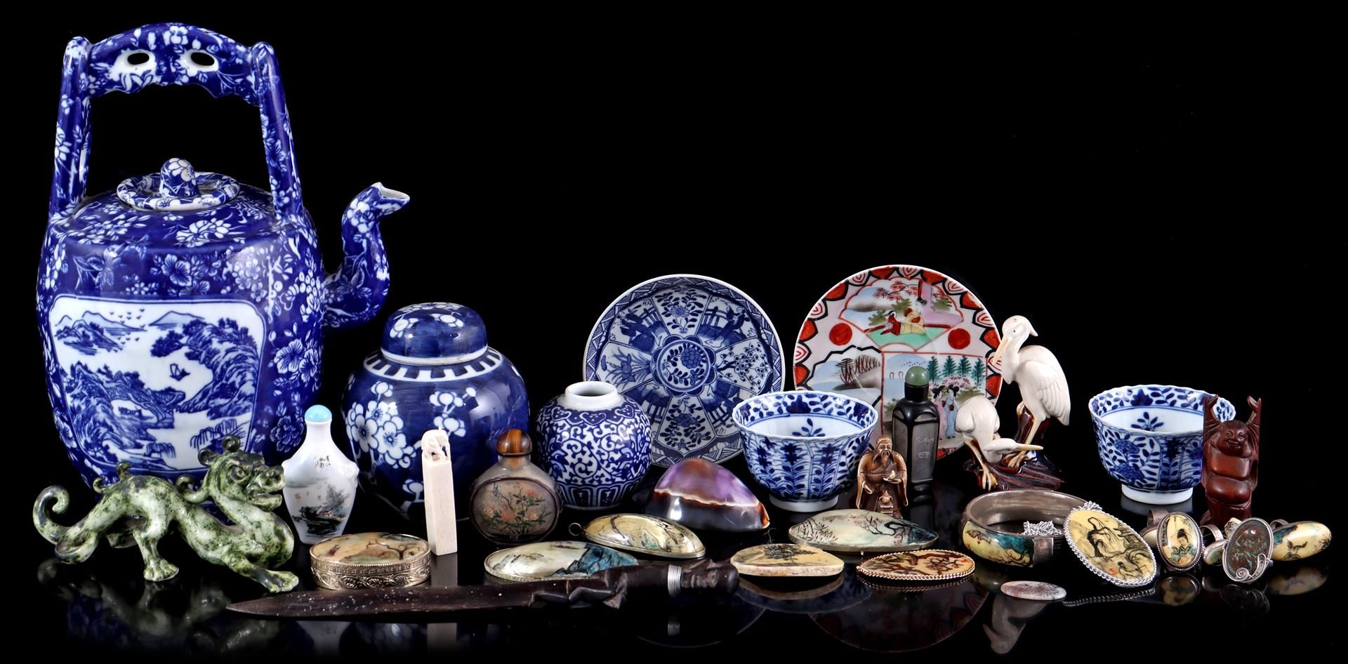 Null Lot Asian Wed. 2个带康熙款的瓷杯，3个鼻烟壶，日本瓷茶壶，小雕像，戒指，瓷姜罐和骨象印章