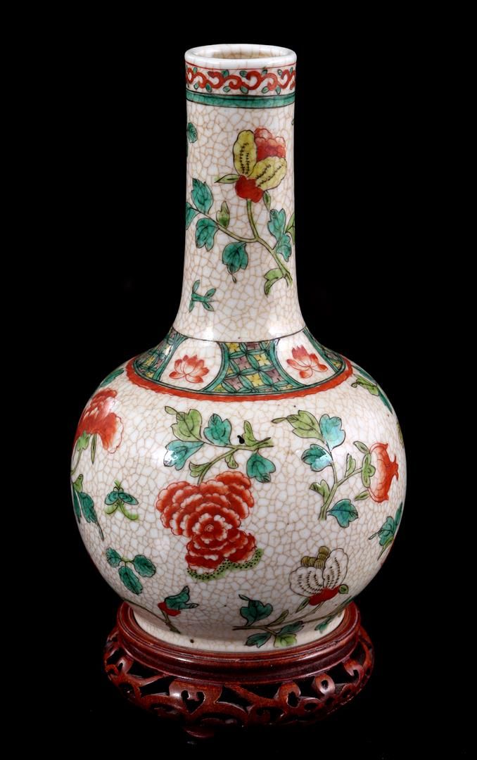 Null 多色花纹瓷瓶，中国景德镇，20世纪，高24厘米，配以3厘米高的木质底座