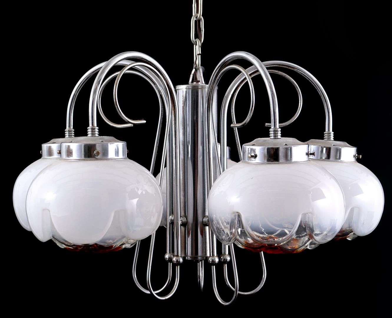 A.V. Mazzega Suspension à 5 lampes en métal chromé avec abat-jour en verre, fabr&hellip;