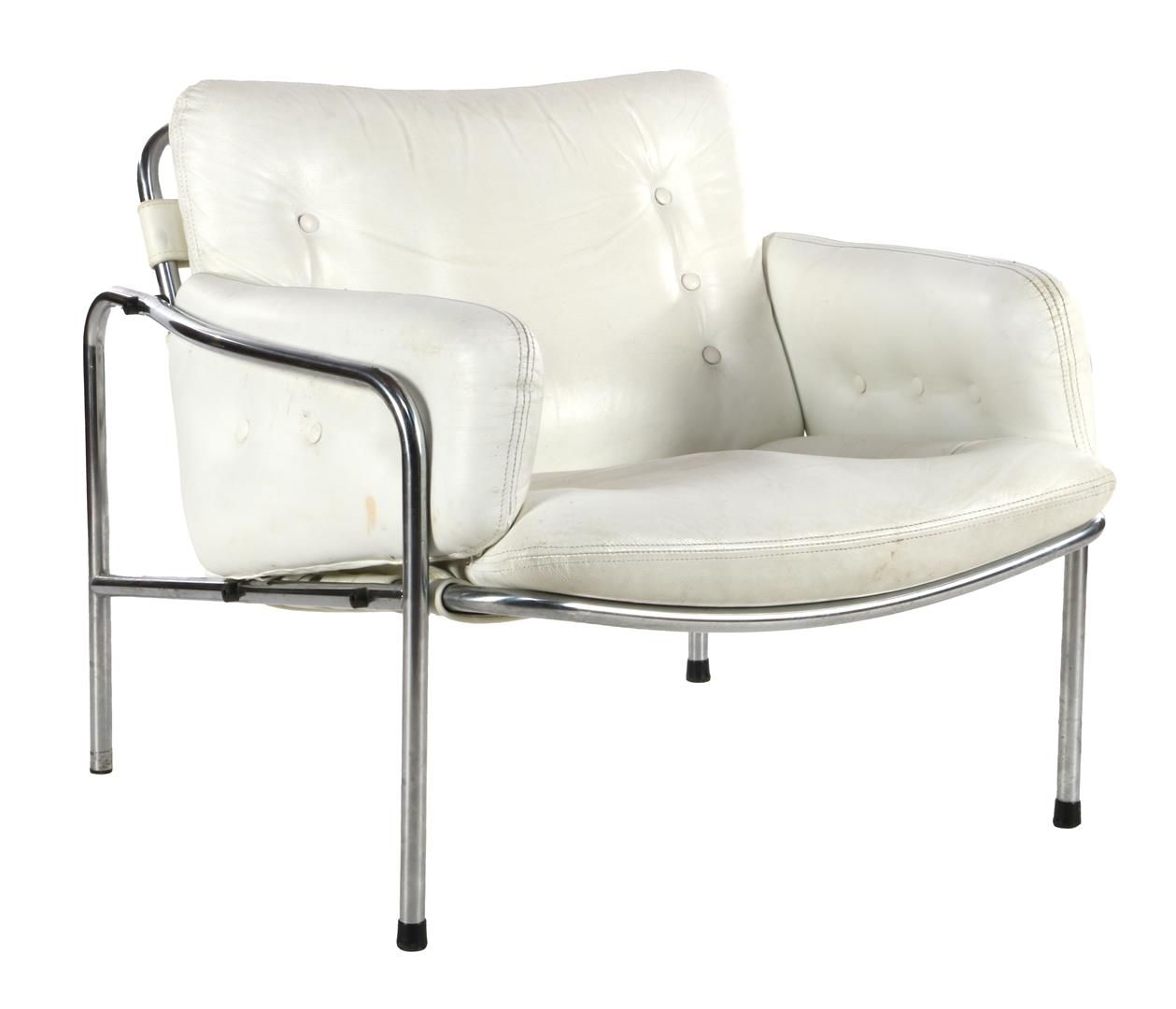 Martin Visser 马丁-维瑟(1922-2009)
镀铬金属管状框架扶手椅，白色皮革坐垫，马丁-维瑟为 "t Spectrum "设计，为日本世界博览&hellip;
