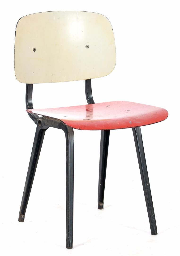 Friso Kramer 弗里索-克雷默（1922-2019)
发黑的金属餐椅，粉红色和白色漆面的塑料座椅，Friso Kramer为Ahrend de Cir&hellip;