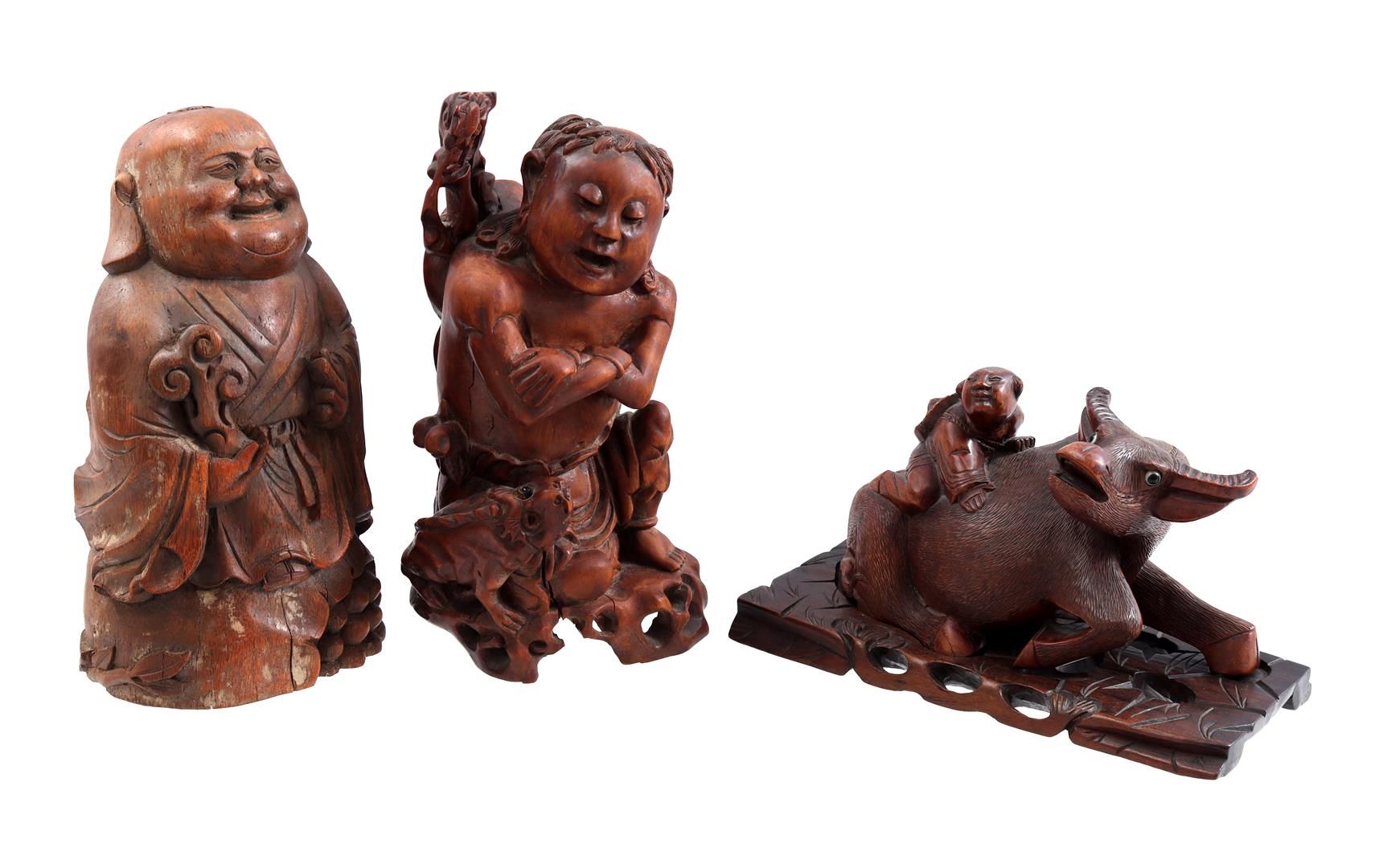 Null 3 sculture in legno, tra cui un uomo sul dorso di un bufalo d'acqua, altezz&hellip;