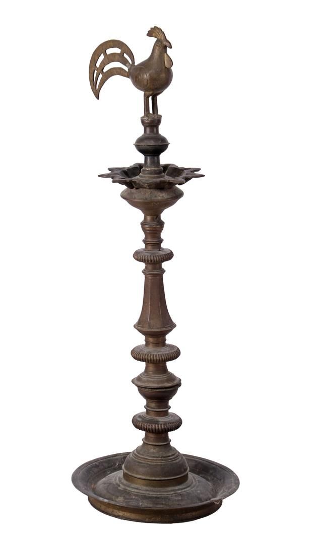 Null Lampe à huile orientale en bronze sur pied avec coq en haut, 91 cm de haut