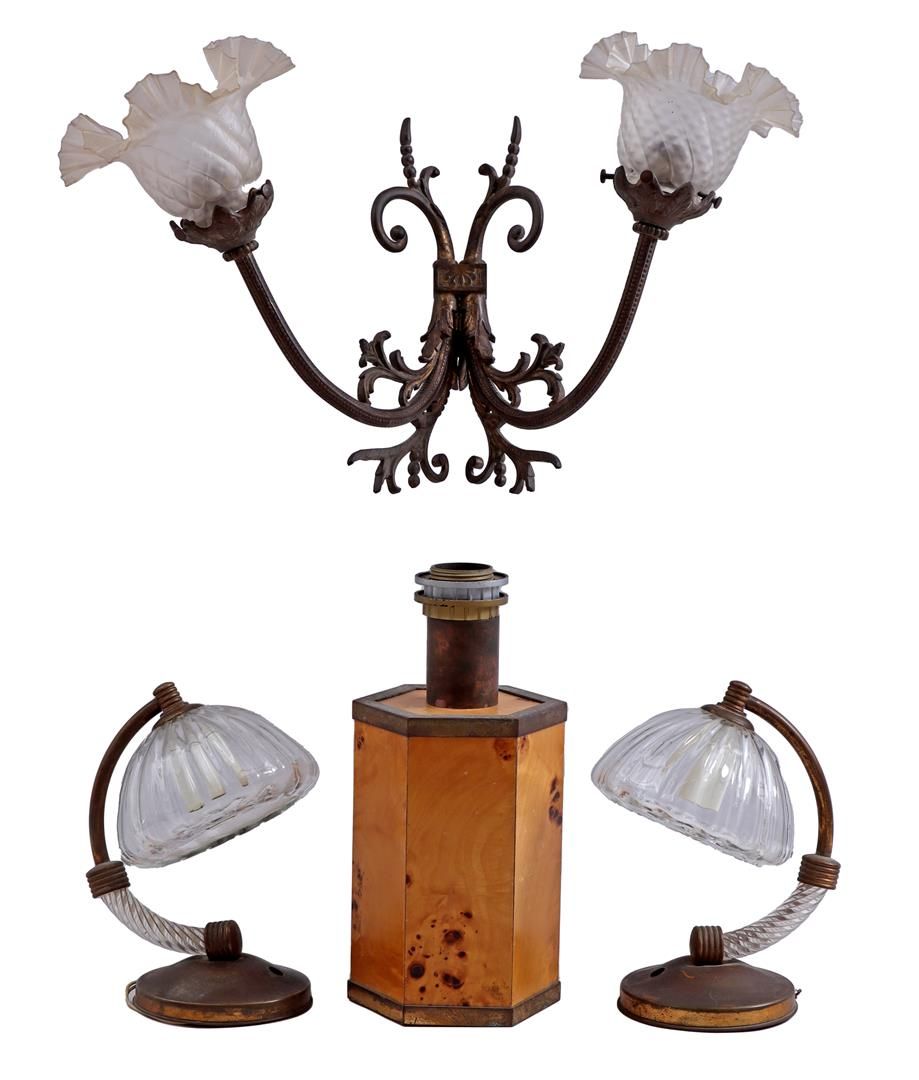 Null 镶黄铜边的枫木饰面台灯，高 28 厘米，2 只水晶黄铜台灯和带玻璃灯罩的黄铜壁灯（损坏）