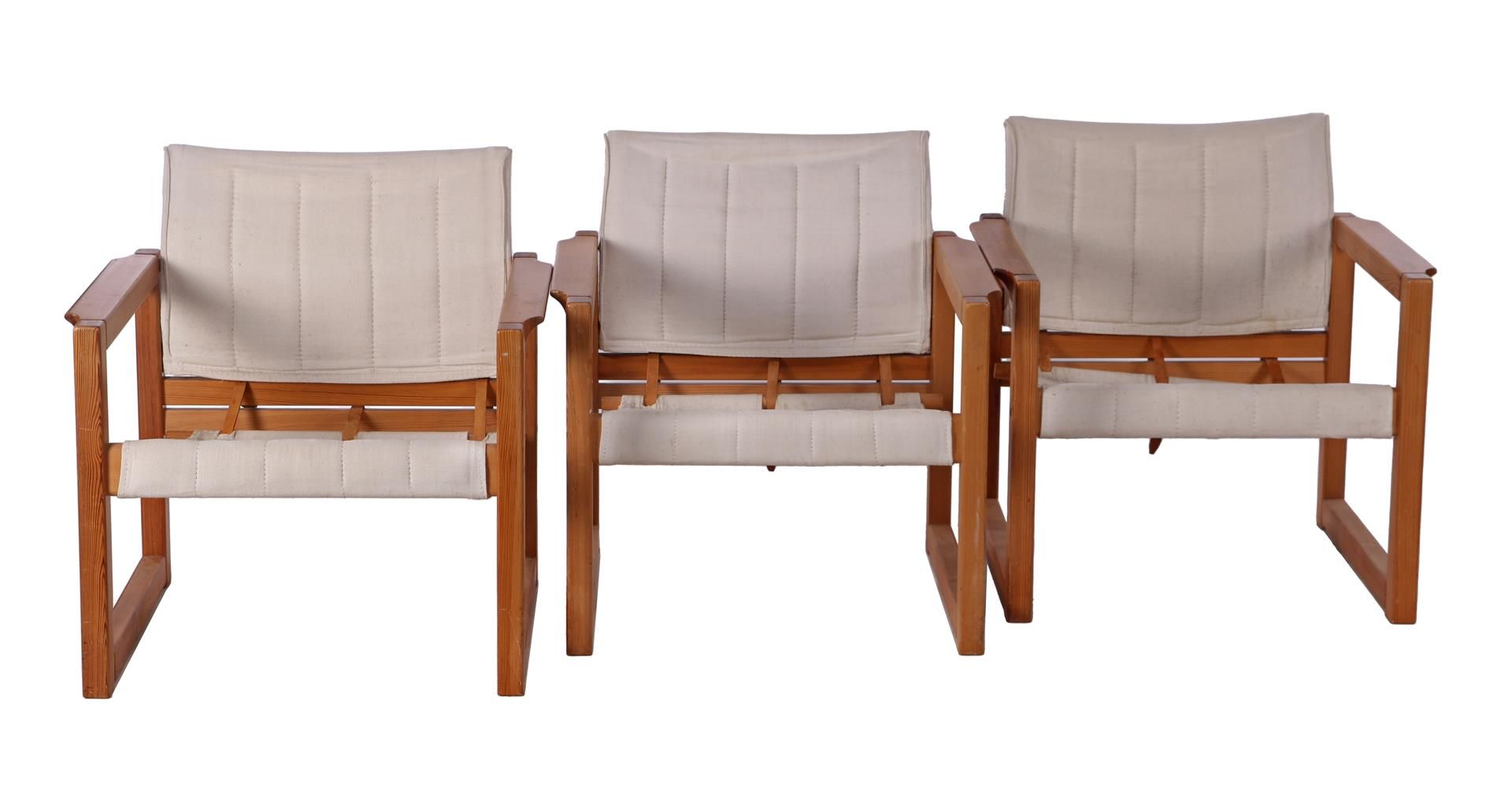 Null 3 张云杉木扶手椅，沙色亚麻软垫，由 Creafort - J.G. Steenkamer 在高达的家具厂制作，野生动物园模型，荷兰，20 世纪下半叶&hellip;