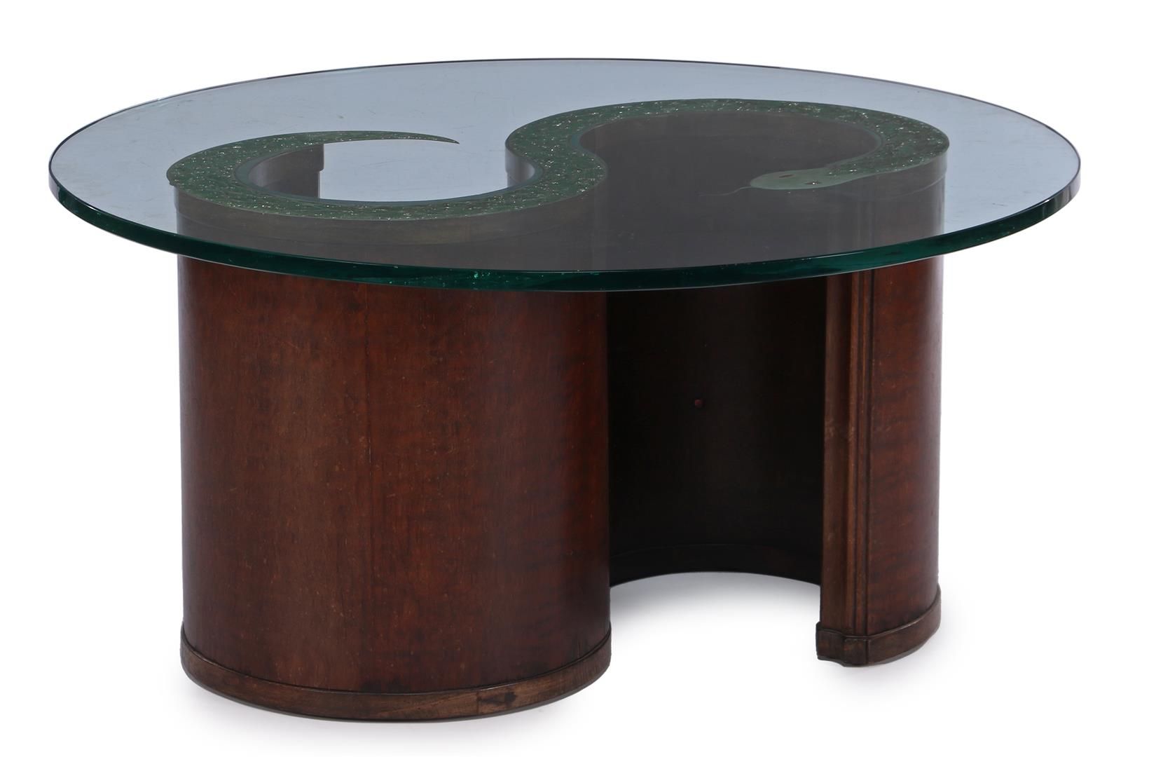 Null 胡桃木饰面桌子，玻璃桌面，底座上刻有蛇形图案，高 48 厘米，直径 95 厘米