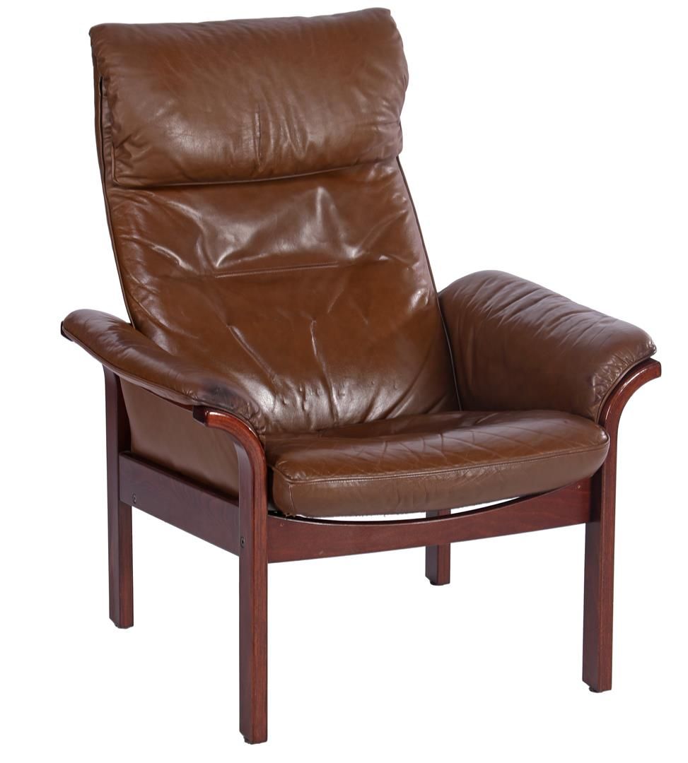 Null 20 世纪 70 年代瑞典 G-Möbel 设计的可调节弧形榉木扶手椅，配真皮内饰，金属板上有标记，靠背最高位置高 96 厘米
