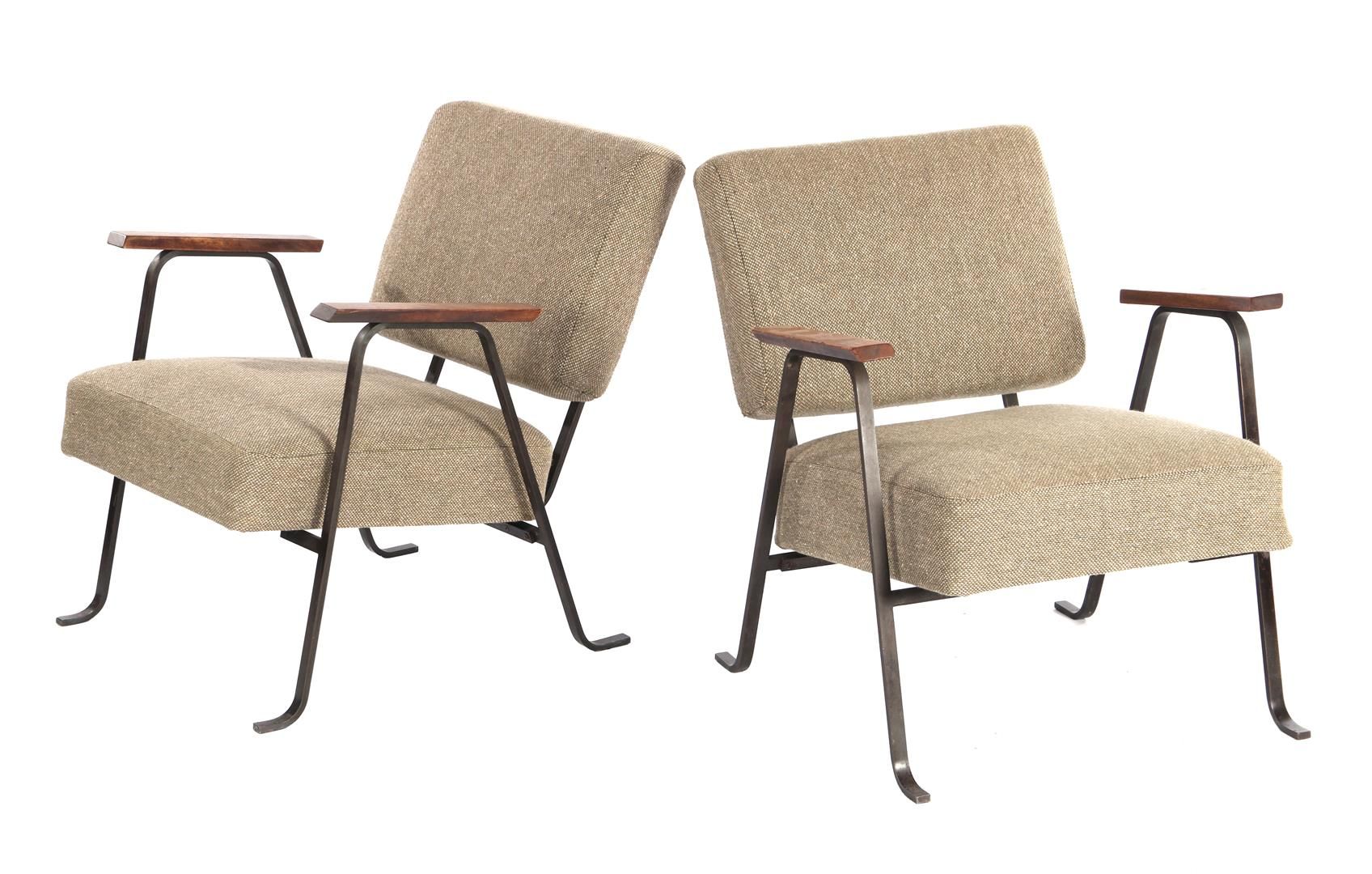 Hein Salomonson 海因-萨洛蒙森（1910-1994）
2 张扶手椅，配灰色软垫、柚木扶手和熏黑金属底座，Hein Salomonson 设计，A&hellip;