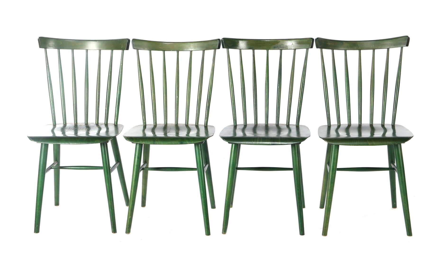 Null 4 张绿色漆面榉木椅，带弧形座椅，荷兰，1960 年代，靠背高 84 厘米