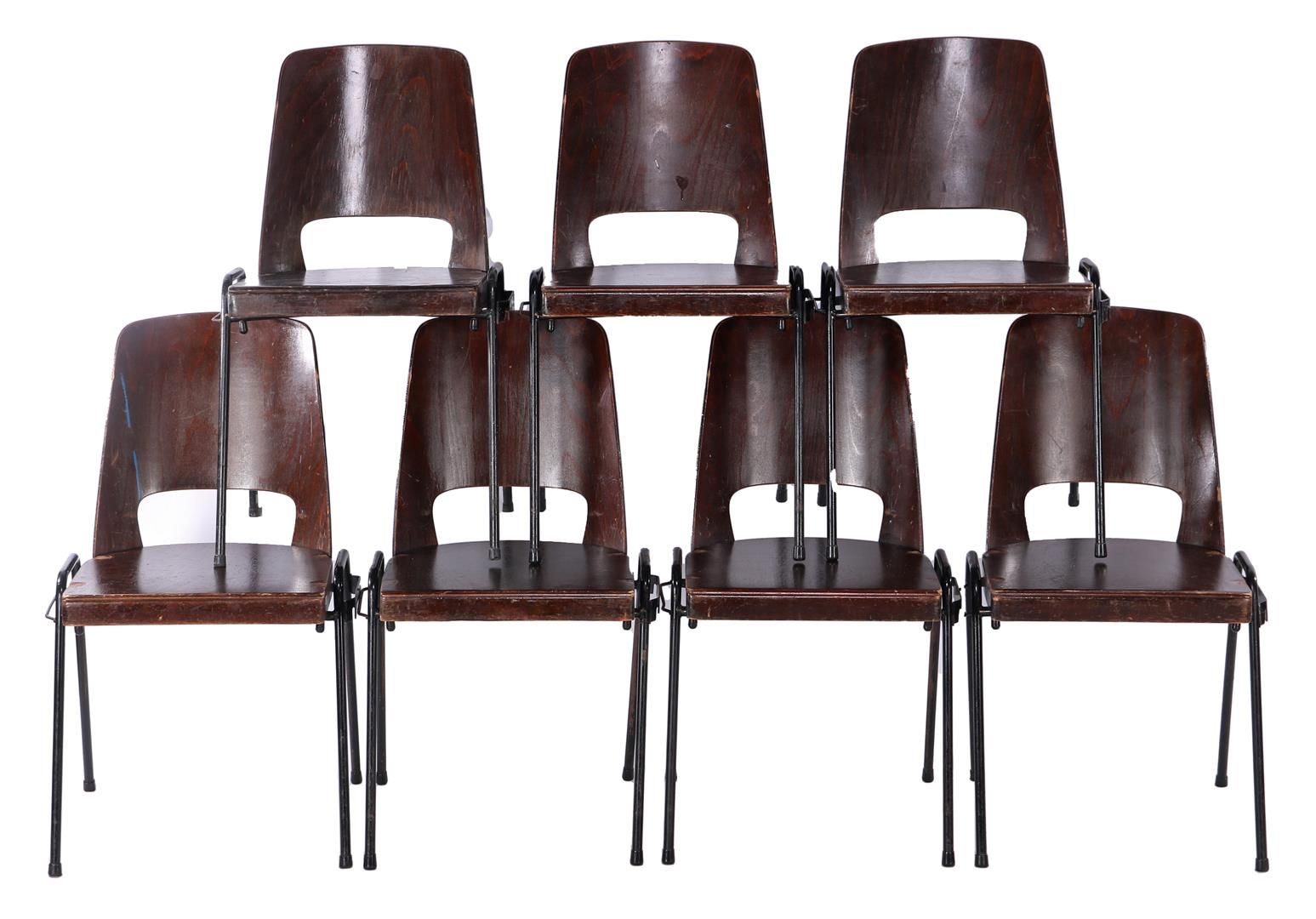 Null 7 把可堆叠的胶合板椅子，底座为熏黑的金属，由鲍曼制作，型号为 "Lavable"，20 世纪中期法国，靠背高 81.5 厘米